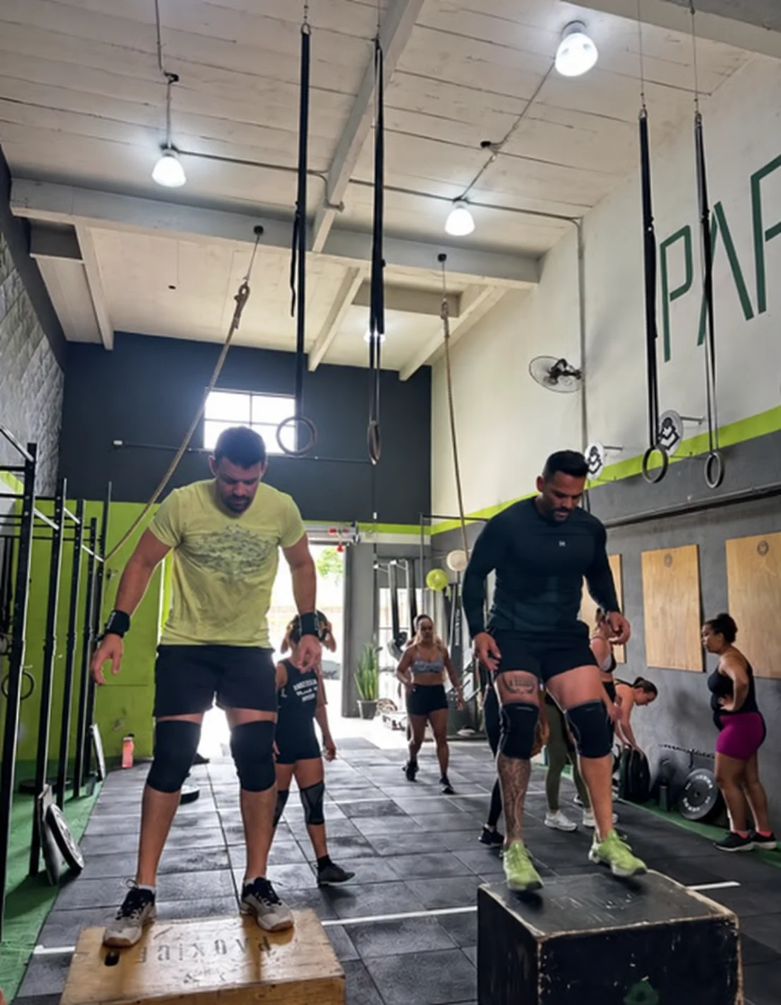 Alunos treinando saltos sobre caixas