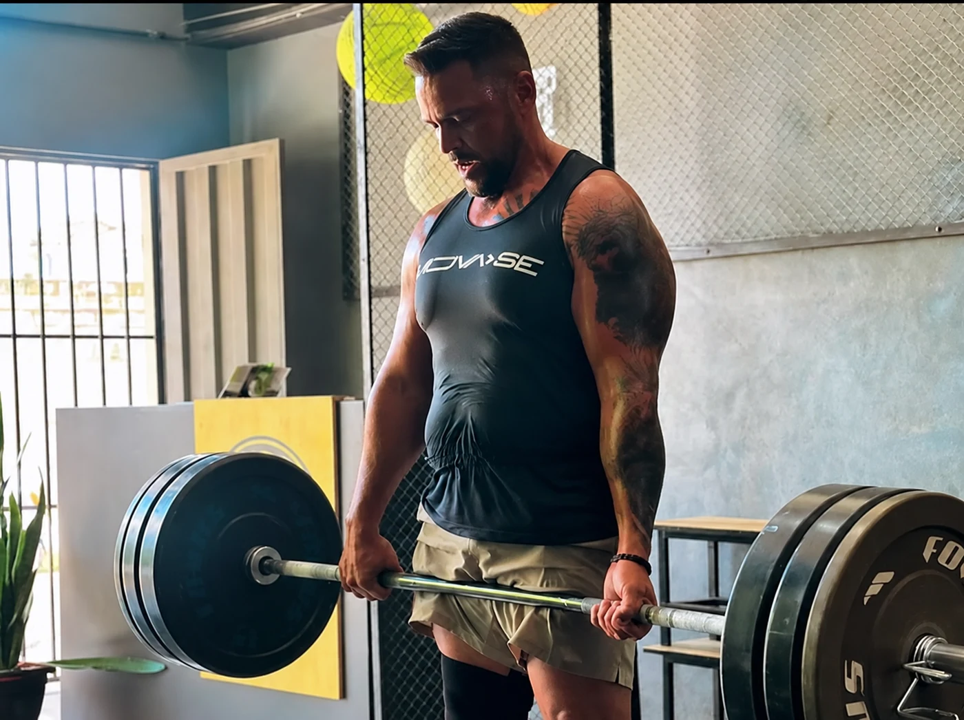 Atleta levantando peso